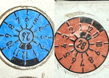 Aus Blau wird Braun - die aktuelle TÜV Plakette Farbe für 2026