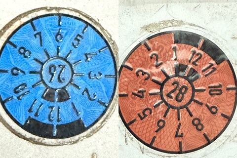 Auto Center Brenner GmbH-News: Aus Blau wird Braun - die aktuelle TÜV Plakette Farbe für 2026