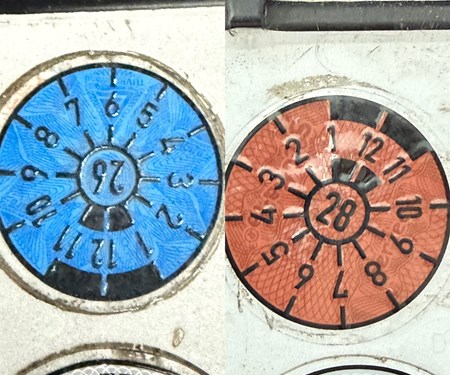 Aus Blau wird Braun - die aktuelle TÜV Plakette Farbe für 2026