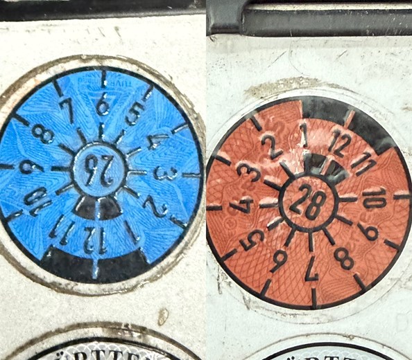 Aus Blau wird Braun - die aktuelle TÜV Plakette Farbe für 2026 
Aus Blau wird Braun …die aktuelle TÜV Plakette für 2026
Jedes Jahr ändert sich die Farbe der für das Jahr gültige HU Plakette die nach bestande ...