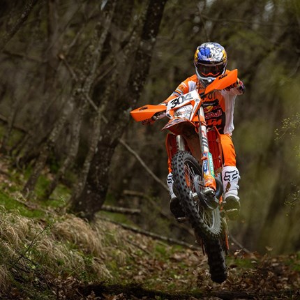 2025 KTM 300 EXC CHAMPION EDITION Die KTM 300 EXC CHAMPION EDITION verdient den Titel der siegreichsten Enduro, die je gebaut wurde. Das sind große Worte – doch ... Weiter >>