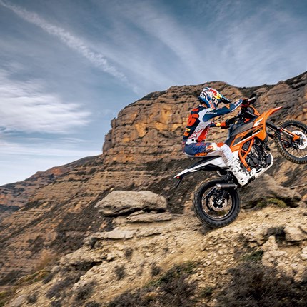 2026 KTM 125 Enduro R Geringes Gewicht, reichlich Leistung und jede Menge Spaß - das alles bietet dir die KTM 125 ENDURO R. Mit hochmodernen Fahrerassistenzsystemen, erstklassigen Bauteilen und einer qualitativen, dynamischen und für ENDURO typischen Bauart ist die KTM 125 ENDURO R bereit für jede Strecke.