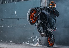 2026 KTM 125 Duke Auch mit nur 125 cm³ ist die KTM 125 DUKE eine 125 %ige DUKE! Demselben NAKED-Ethos folgend wie ihre größeren Schwestern punktet die KTM 125 DUKE 2026 mit einer muskulösen Ausstrahlung. Mit einem exzellenten Federungspaket, neuen LED-Scheinwerfern und einer neuen Riding-Technologie, ist ein noch dynamischerer Fahrstil auf gerader Strecke und in den Kurven möglich.
