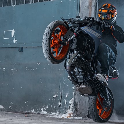 2026 KTM 125 Duke Auch mit nur 125 cm³ ist die KTM 125 DUKE eine 125 %ige DUKE! Demselben NAKED-Ethos folgend wie ihre größeren Schwestern punktet die KTM 125 DUKE 2026 mit einer muskulösen Ausstrahlung. Mit einem exzellenten Federungspaket, neuen LED-Scheinwerfern und einer neuen Riding-Technologie, ist ein noch dynamischerer Fahrstil auf gerader Strecke und in den Kurven möglich.