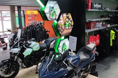 Zweirad Waibel GmbH & Co. KG-News: Neue Kawasaki Instore-Möbel 