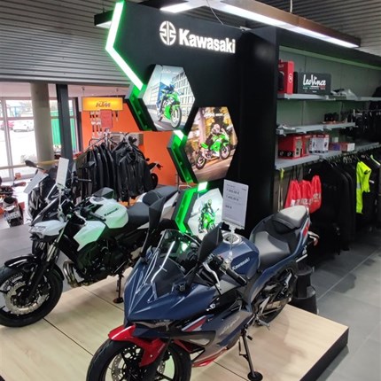 Neue Kawasaki Instore-Möbel  Neue Kawasaki Instore Möbel