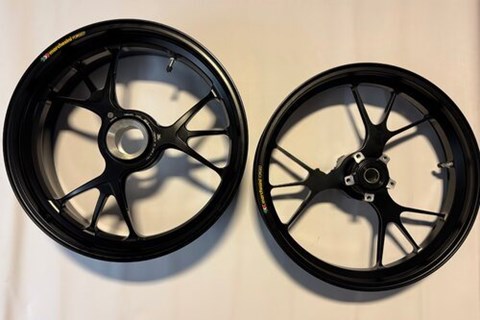 Schilling IM Racing GmbH & Co. KG-News: Ducati Panigale 1199 1299 V4 & Streetfighter V4 Satz Schmiede Felgen original
