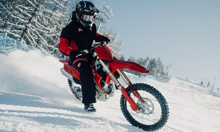 Ducati bringt Racing-DNA auf die Piste: Ski-Kollektion mit Kappa®