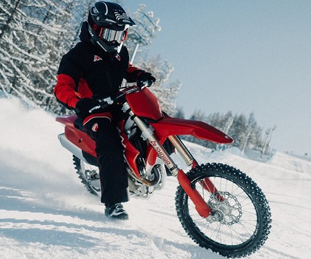 Ducati bringt Racing-DNA auf die Piste: Ski-Kollektion mit Kappa®