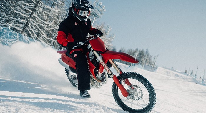 Ducati bringt Racing-DNA auf die Piste: Ski-Kollektion mit Kappa®