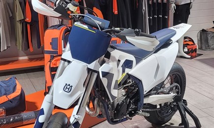 HUSQVARNA FS 450 - Supermoto in Reinform. Keine Kompromisse!  Die Husqvarna FS 450 ist ein echtes Rennmotorrad – gebaut für maximale Performance auf A
