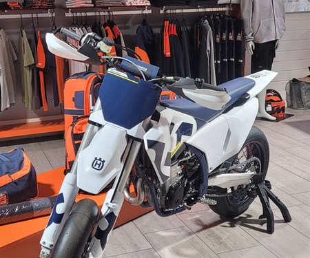 HUSQVARNA FS 450 - Supermoto in Reinform. Keine Kompromisse!  Die Husqvarna FS 450 ist ein echtes Rennmotorrad – gebaut für maximale Performance auf A