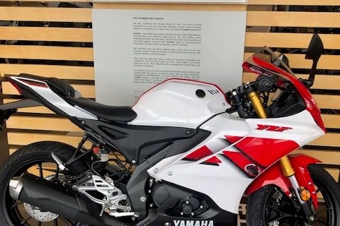 Yamaha Zentrum Zollernalb                - - -  Inhaber Andreas Flieg GmbH-News: Soeben geliefert: R 125 in Anniversary White zum 70 jährigen Jubiläum von Yamaha