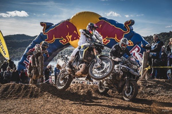 Triumph se baja al barro en la multitudinaria Bassella Race 