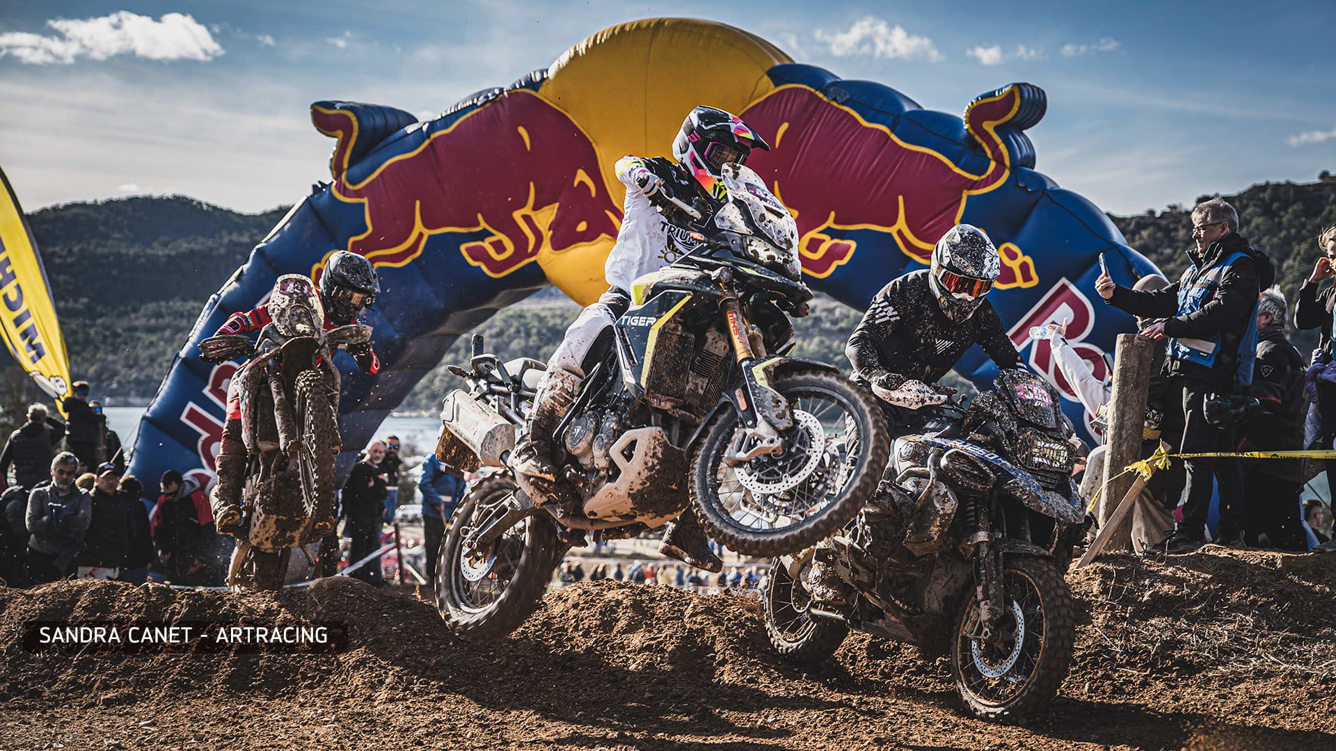 Triumph se baja al barro en la multitudinaria Bassella Race