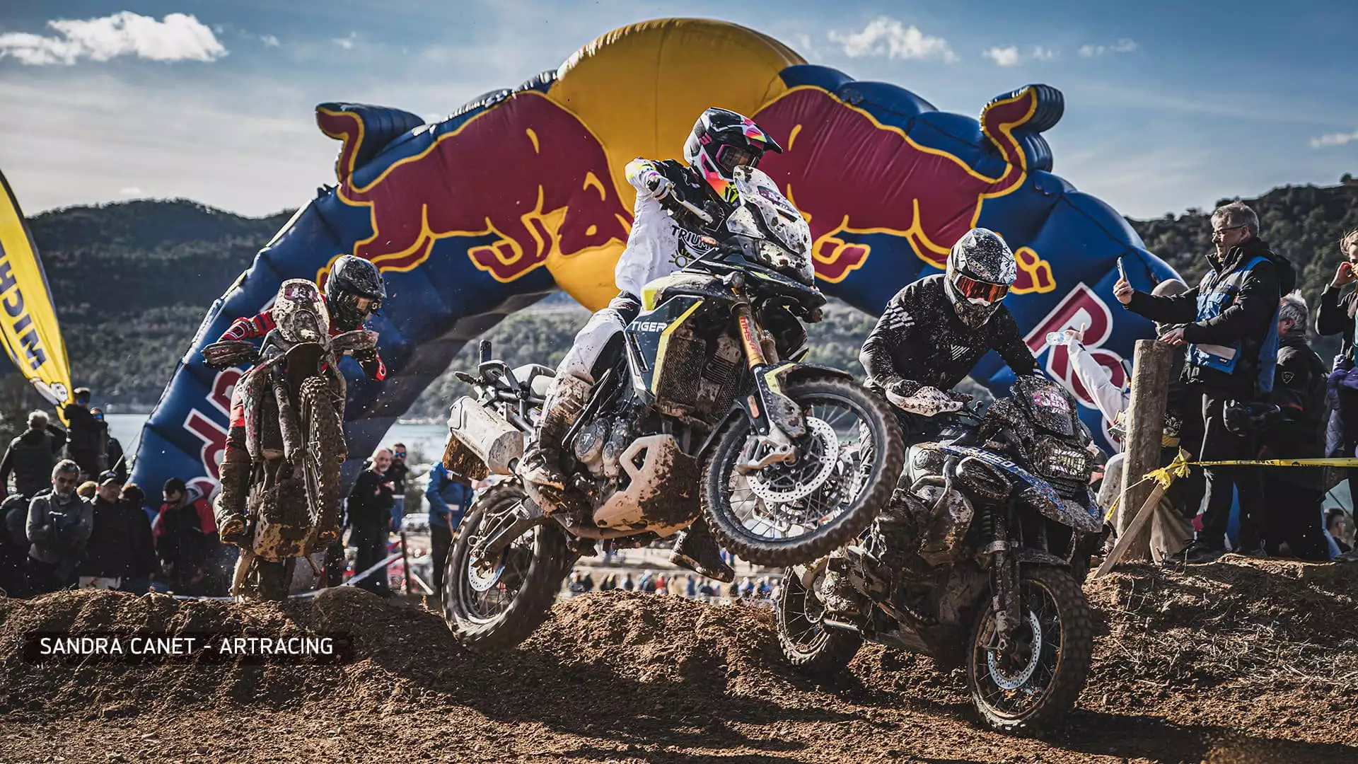 Triumph se baja al barro en la multitudinaria Bassella Race