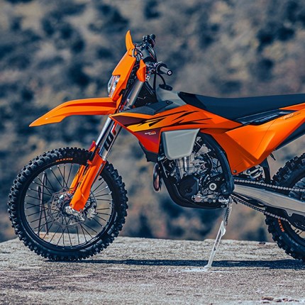 2026 KTM 450 EXC-F Die KTM 450 EXC-F startet in der Open-Class mit dem klaren Ziel, ans Limit zu gehen. Mit einem klassenführenden Fahrwerk, einer unerschütterlichen Federung, rennbewährten Verkleidungsteilen und fahrerorientierter Ergonomie – ganz zu schweigen von einem der erfolgreichsten 450-ccm-Motoren seiner Klasse – hat die das Podium fest im Blick.
