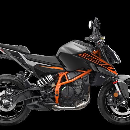 2026 KTM 390 Duke Mit der KTM 390 DUKE wird die Welt um dich herum zu einem einzigen Gymkhana! Dieser mittelgewichtige Kraftprotz bringt außergewöhnliche Wendigkeit, leichtgängiges Handling und schlagkräftige Leistung auf die Straße. Er ist bereit, jede Kurve zu meistern. Mit modernsten Fahrerhilfen, einem völlig neuen Rahmen, einer einstellbaren Federung und einem aggressiven neuen Look setzt sich die KTM 390 DUKE die Krone auf, wenn es darum geht, den Asphalt zu zerlegen.
