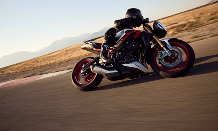 MOTORRAD-FAHRSICHERHEITSTRAINING MIT SCHRÄGLAGENTRAINING