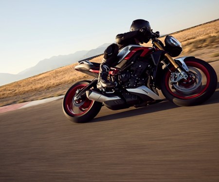 MOTORRAD-FAHRSICHERHEITSTRAINING MIT SCHRÄGLAGENTRAINING