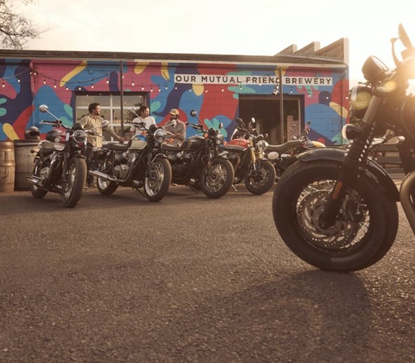 START YOUR ENGINES: EUER TRIUMPH SAISONSTART 2026 
Die neue Motorradsaison steht in den Startlöchern – Zeit, die Lederjacke aus dem Schrank zu holen, den Helm zu putzen und endlich wieder loszufa ...