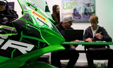 FAHRER NINJA ZX-4RR & ZX-6R CUPS ZU GAST BEI KAWASAKI
