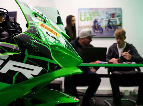 FAHRER NINJA ZX-4RR & ZX-6R CUPS ZU GAST BEI KAWASAKI