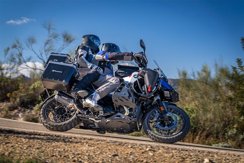 Wunderlich GmbH-News: Fahrer- und Beifahrer-Sitzbänke für die BMW R 1300 GS Adventure