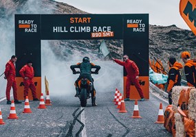 2026 KTM 890 SMT Was bekommt man, wenn man etwas Touring mit einer Menge unschlagbarer Asphalt-Performance vereint und mit reichlich Supermoto-Erbe garniert? Die brandneue KTM 890 SMT. Kein Haken, keine Kompromisse: Die KTM 890 SMT macht dort weiter, wo die legendäre KTM 990 SMT aufgehört hat. Mit ihrer Leistung und ihrem Handling schafft sie es auf Anhieb an die Spitze der mittelschweren Sport-Touring-Motorräder.