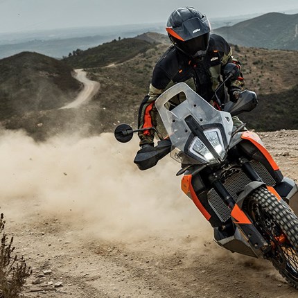 2026 KTM 790 Adventure Die KTM 790 ADVENTURE wurde entwickelt, um das Reisen auf zwei Rädern noch einfacher zu machen. Mit der einstellbaren WP APEX-Vorderradaufhängung erfüllt sie nicht nur alle Anforderungen, die an eine Adventure-Maschine gestellt werden, sondern setzt völlig neue Maßstäbe. Mit einem drehmomentstarken 2-Zylinder-Reihenmotor und der besten Elektronik ihrer Klasse ist dieses Bike die beste Wahl für alle Fahrer, die sich nach dem Horizont sehnen.