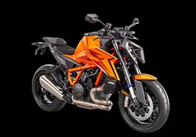 2026 KTM 1390 Super Duke R EVO Die KTM 1390 SUPER DUKE R EVO ist ein echtes, ausgereiftes BEAST. Sie verfügt nicht nur über die gleiche Top-Ausstattung wie die brandneue KTM 1390 SUPER DUKE R, sondern zusätzlich auch noch über die intuitive WP Semi-Active Suspension Technology (SAT). Damit ist sie in der Lage, die Federung automatisch an die Fahrbahnbedingungen und die Fahrer-Inputs anzupassen. So bringt sie Intelligenz auf den Asphalt – und in die Jagd.