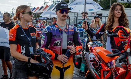 ENGAGEMENT, HARTE ARBEIT UND FOKUS: LUKAS HÖLLBACHER GEWINNT SUPERMOTO WORLD CHAMPIONSHIP IN ORANGE