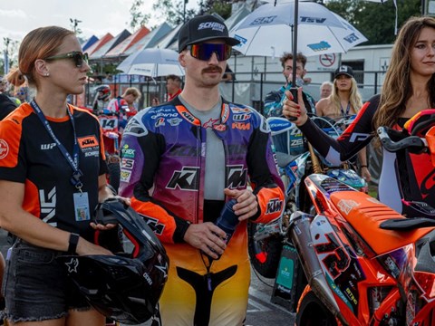 ENGAGEMENT, HARTE ARBEIT UND FOKUS: LUKAS HÖLLBACHER GEWINNT SUPERMOTO WORLD CHAMPIONSHIP IN ORANGE