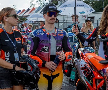 ENGAGEMENT, HARTE ARBEIT UND FOKUS: LUKAS HÖLLBACHER GEWINNT SUPERMOTO WORLD CHAMPIONSHIP IN ORANGE