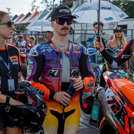 ENGAGEMENT, HARTE ARBEIT UND FOKUS: LUKAS HÖLLBACHER GEWINNT SUPERMOTO WORLD CHAMPIONSHIP IN ORANGE Supermoto ist eine Disziplin für sich. Wer darin erfolgreich sein will braucht vor allem eines: Durchhaltevermögen. Diese Eigenschaft und noch vieles mehr bringt der diesjährige FIM S1GP SuperMoto World Champion, Lukas Höllbacher, mit. Im Interview erzählt der sympathische Oberösterreicher über seine Highlights aber auch Challenges und woher der Spitzname “Fastest Baker” kommt.