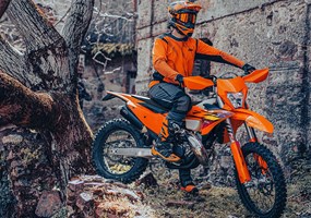 2026 KTM 300 EXC Die KTM 300 EXC behält ihren legendären Status als unangefochtener König des Enduro-Sports. Sie trägt nicht nur den bekanntesten Titel an der Spitze des Hard-Enduro, sondern bleibt auch unerreicht in Sachen Zweitakt-Innovation, Power und purem Fahrspaß. Mit einem unverwüstlichen, kraftstoffinjizierten Zweitaktmotor, der massives Drehmoment im unteren Bereich und brachiale Spitzenleistung liefert, ist sie der ideale Begleiter für anspruchsvolles Gelände.