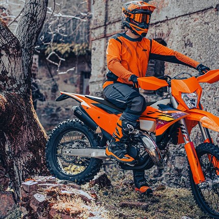 2026 KTM 300 EXC Die KTM 300 EXC behält ihren legendären Status als unangefochtener König des Enduro-Sports. Sie trägt nicht nur den bekanntesten Titel an der Spitze des Hard-Enduro, sondern bleibt auch unerreicht in Sachen Zweitakt-Innovation, Power und purem Fahrspaß. Mit einem unverwüstlichen, kraftstoffinjizierten Zweitaktmotor, der massives Drehmoment im unteren Bereich und brachiale Spitzenleistung liefert, ist sie der ideale Begleiter für anspruchsvolles Gelände.