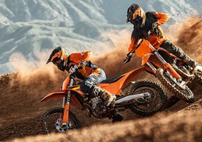 2026 KTM 450 SX-F Immer noch die Referenz. AMA Supercross Siege und Titel. MXGP-Siege, Titel und Geschichte. Was ist das nächste Kapitel? Schreibe es. Schlage die Besten und beherrsche den Rest mit dem einzigen Standard.