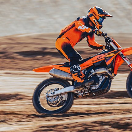 2026 KTM 250 SX-F Die KTM 250 SX-F ist ein wirklich benutzerfreundliches Paket, das alle Fahrer zufriedenstellt, vom Anfänger bis zum Profi. Doch glaube nicht, dass sie dadurch langweilig wird: Sie ist auf jedem Niveau zweifellos READY TO RACE. Die KTM 250 SX-F ist bereit, die 250-ccm-Klasse zu erobern und mit einem optionalen elektronischen Aufwärtshaken in Reserve zu schlagen.