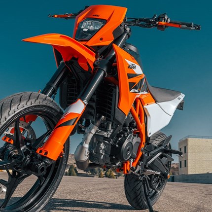 2026 KTM 125 SMC R Sie mag zwar klein sein, aber diese Supermoto, die den Scheitelpunkt jagt und ein Lächeln auf die Lippen zaubert, sollte man n ... Weiter >>
