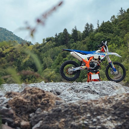 2026 KTM 500 EXC-F 6DAYS Nur wenige Maschinen können mit der KTM 500 EXC-F 6DAYS mithalten. Power, Drehmoment, unvergleichliches Handling und pure 4-Takt-Power machen dieses Enduro-Bike zu einer Klasse für sich. Ausgestattet mit Closed-Cartridge-Fahrwerk und einem Elektronikpaket, das die Konkurrenz in den Schatten stellt, ist die KTM 500 EXC-F 6DAYS bereit für jede Herausforderung. Die Highlights der KTM EXC 6DAYS RANGE sind: