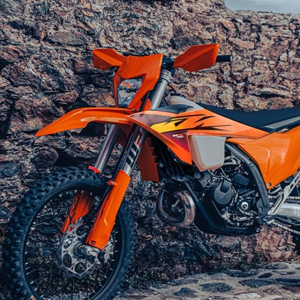 2026 KTM 250 XC-W Die KTM 2-Takt-Enduro-Modelle verfügen über eine elektronisch gesteuerte Drosselklappeneinspritzung – kurz TBI. Das Steuergerä ... Weiter >>