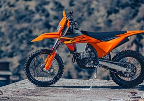 2026 KTM 450 EXC-F Die KTM 450 EXC-F startet in der Open-Class mit dem klaren Ziel, ans Limit zu gehen. Mit einem klassenführenden Fahrwerk, einer unerschütterlichen Federung, rennbewährten Verkleidungsteilen und fahrerorientierter Ergonomie – ganz zu schweigen von einem der erfolgreichsten 450-ccm-Motoren seiner Klasse – hat die das Podium fest im Blick.