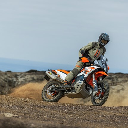 2025 KTM 890 Adventure R Die KTM 890 ADVENTURE R belegt wieder einmal: Der Weg ist das Ziel. Die KTM 890 ADVENTURE R kann von Autobahnen über Schotters ... Weiter >>