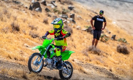 2026 kommt das Kawasaki Offroad-Duo für junge Piloten | Kawasaki