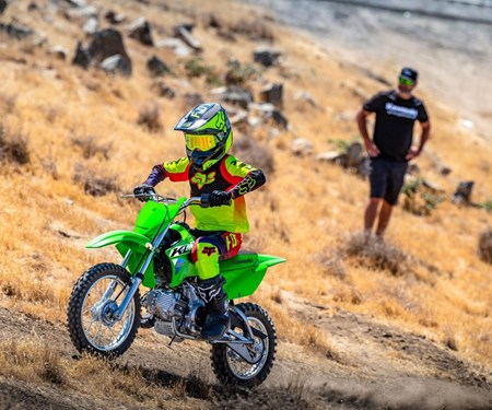 2026 kommt das Kawasaki Offroad-Duo für junge Piloten | Kawasaki