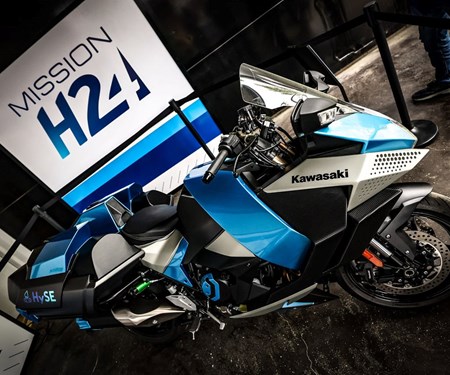 Kawasakis Wasserstoff-Motorrad HySE auf dem Circuit in Le Mans