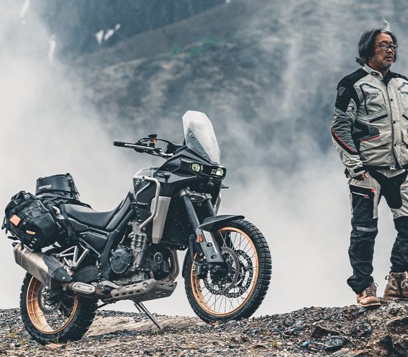 DAS UNBEKANNTE EROBERN 
Mitten durch das Herz von Xinjiang erstreckt sich die rund 500 km lange Dahai Road und verbindet Dunhuang, Hami und Turpan – eine Route, die ein ...