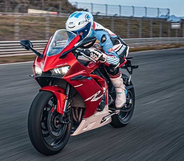 TRACK DOMINANCE NEU DEFINIERT 
Der Asphalt erzittert, wenn Sie sich nähern. Hier werden Legenden geboren – das Kreischen bei 16.000 U/min hallt durch die Rennstrecken. Die 450 ...