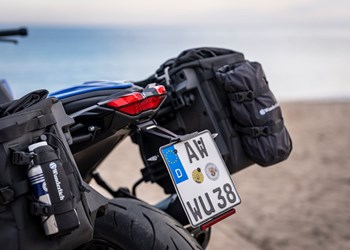 Sportlicher Kennzeichenträger für die BMW R 1300 R und